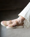 porteSandalesFemmeTresseesCamel